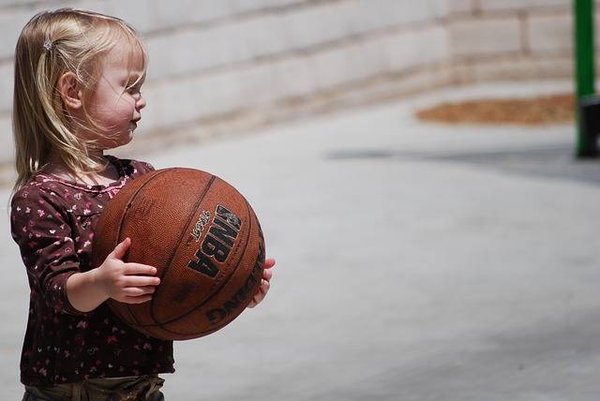 Quels sont les cadeaux pour enfants avec un mini panier de basket ?